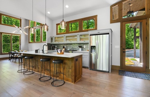 Ellijay Cabin | Falls Watch ~ 3BR Mountain Modern Luxury on a Private Waterfall! Wow!