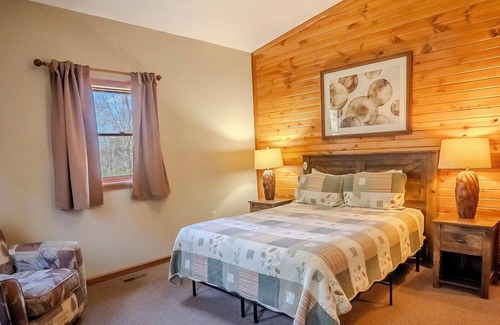 Logan Cabin | Fallswood Lodge - Hosted by The Chalets