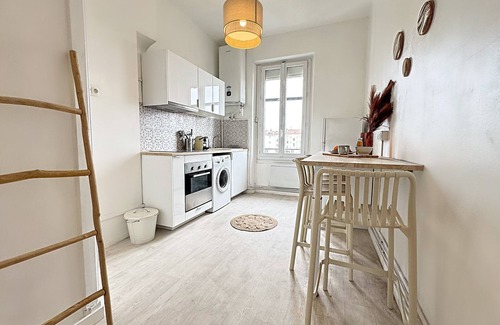 Leon Blum - Bon Coin Apartment | Falso Suite