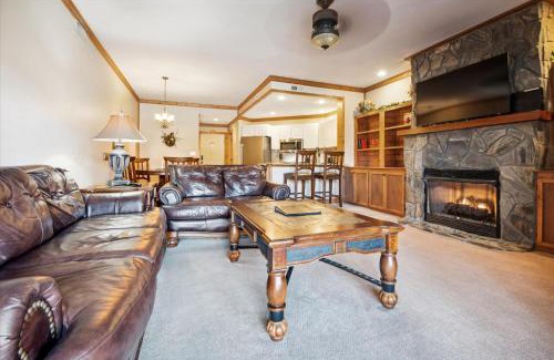 White Oak Lodge House | Fam Friendly - 2BR Condo - POOL Fitness Ctr MORE
