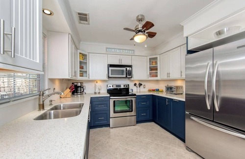 East Naples House | Fam friendly beach house w/poolside tiki bar, huge TV. Stroll to dining & bars!