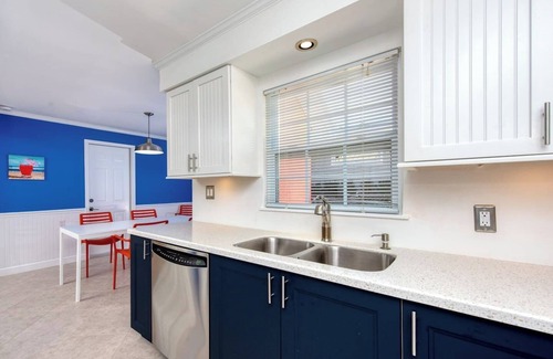 East Naples House | Fam friendly beach house w/poolside tiki bar, huge TV. Stroll to dining & bars!