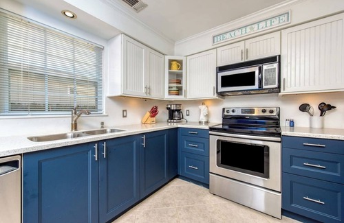 East Naples House | Fam friendly beach house w/poolside tiki bar, huge TV. Stroll to dining & bars!