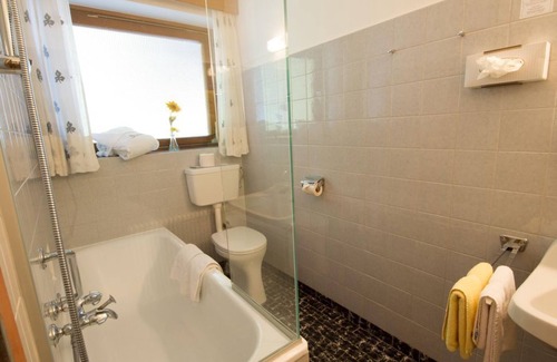 Bad Kleinkirchheim Bed & Breakfast | Familienzimmer mit Wohn- und Schlafraum Getrennt - Hotel-garni Haus Sonnblick