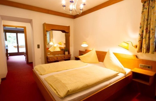 Bad Kleinkirchheim Bed & Breakfast | Familienzimmer mit Wohn- und Schlafraum Getrennt - Hotel-garni Haus Sonnblick