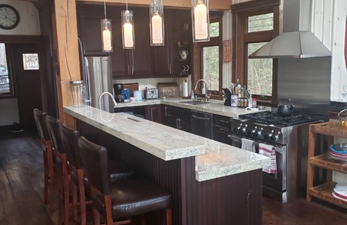 The Archipelago Cottage | FAMILIES ONLY . Large, Quiet, (Multi) Family Friendly Stunning Lake House.