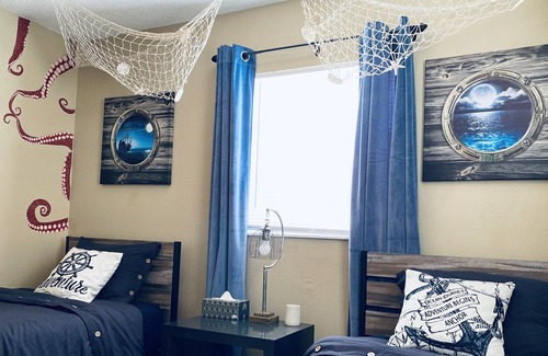 Gillespie Park Apartment | Families Walk Downtown, Ultra Wi-Fi, and comfy beds in Captain Quarters!