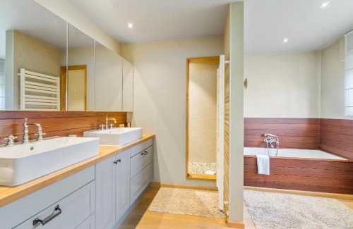 Witte Burg Villa | Familievilla bij strand met privé tuin & parking