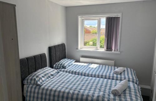 Warwick Apartment | Family and Contractor 4BR All En-suite Apt with Free WiFi and Parking
