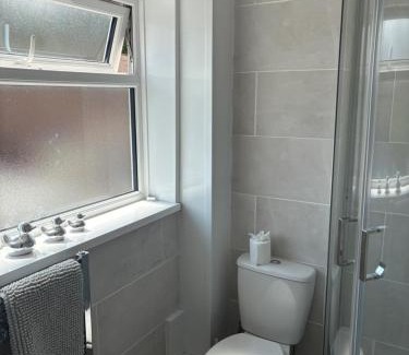 Warwick Apartment | Family and Contractor 4BR All En-suite Apt with Free WiFi and Parking