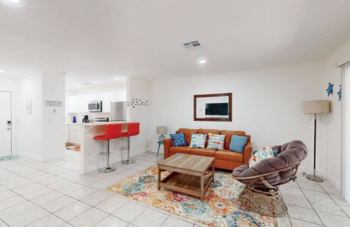 Bayou Oaks House | Family and dog friendly, centrally located, close to parks, shopping and beaches