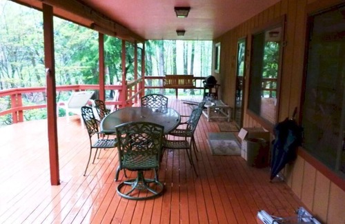 Burnsville House | Family And Pet Friendly Riverside Mountain Retreat