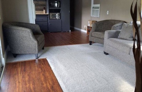 Camdenton Cottage | Family and Pet friendly lakefront with Dock