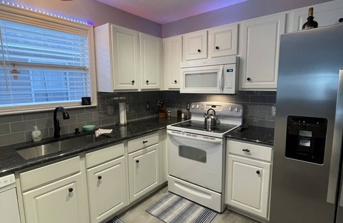 Pensacola Cottage | Family and pet friendly home close to the beaches! Early December special!