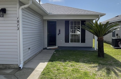 Pensacola Cottage | Family and pet friendly home close to the beaches! Early December special!