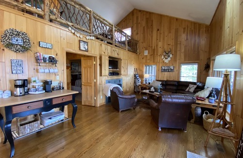Ferguson Cabin | Family and Pet Friendly Mtn Top Cabin, Double Porch, High-Speed WiFi/SmartTVs