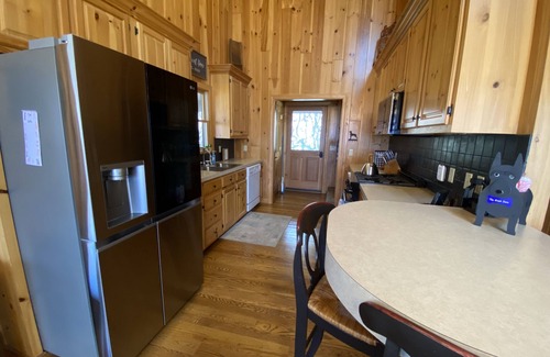 Ferguson Cabin | Family and Pet Friendly Mtn Top Cabin, Double Porch, High-Speed WiFi/SmartTVs