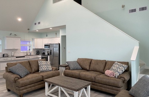 Gilchrist House | FAMILY BEACH FRONT with amazing ocean views and great loft