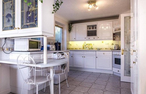 Kilgetty House | Family bungalow with private pool near Tenby (Free Wifi)