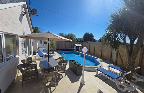 Kilgetty House | Family bungalow with private pool near Tenby (Free Wifi)