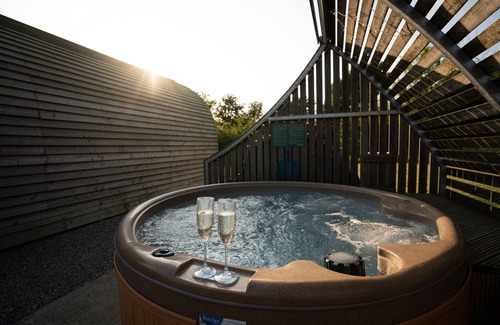 Northallerton Cabin | Family Cabin with Hot Tub & Accessible Facilities