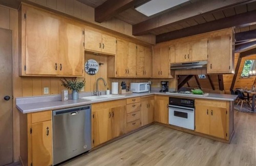 Glencoe Ski Chalet | Family Chalet- HOT TUB, Pets, Arcade Game, FirePit