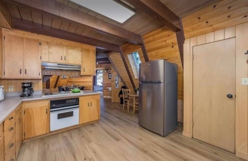 Glencoe Ski Chalet | Family Chalet- HOT TUB, Pets, Arcade Game, FirePit