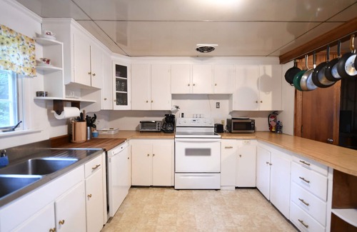 South Casco House | Family compound on Thomas Pond featuring main house and two small cottages.