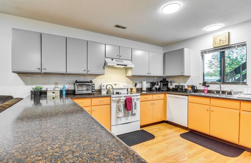 Monroe City Condo | Family Condo By Mark Twain Lake & Jellystone Park