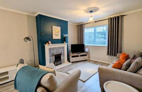 Balderton House | Family & Contractor-Friendly 4BR Home, Garden, Free Parking