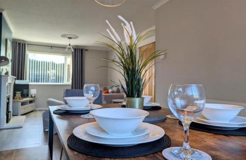 Balderton House | Family & Contractor-Friendly 4BR Home, Garden, Free Parking