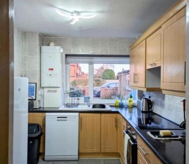 Balderton House | Family & Contractor-Friendly 4BR Home, Garden, Free Parking