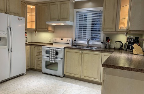 Baddow Cottage | Family Cottage with a hot tub & heated pool minutes to Highland Trails & Marina