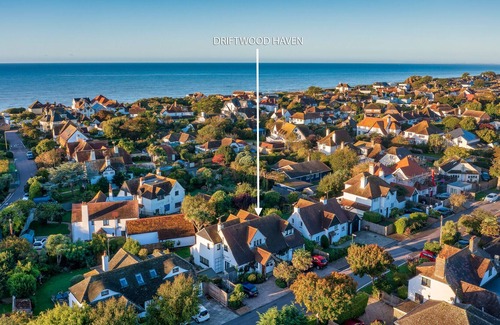 East Preston House | Family & dog friendly beach house, garden, parking, walk to shops/cafes/pubs,