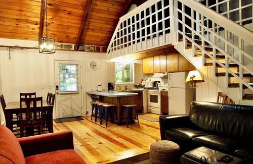 Burley Cabin | Family & Dog Friendly 2 Bedroom Plus Loft Beach Cabin