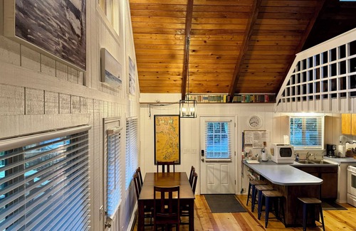 Burley Cabin | Family & Dog Friendly 2 Bedroom Plus Loft Beach Cabin