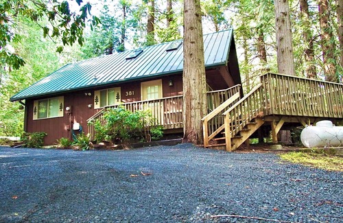 Burley Cabin | Family & Dog Friendly 2 Bedroom Plus Loft Beach Cabin