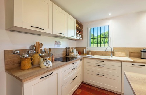 Mondragon House | Family estate with large park and swimming pool