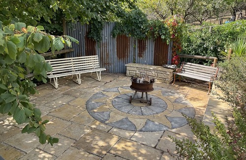 Barwidgee Cottage | Family farm retreat, big outdoor alfresco areas, with emus