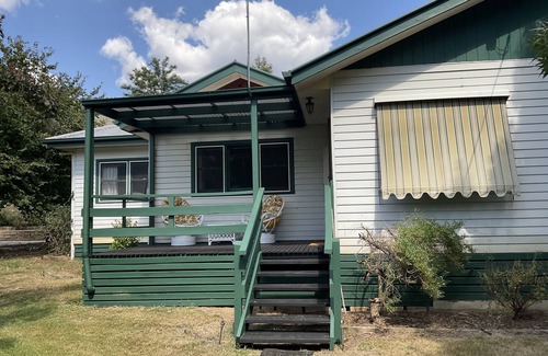 Barwidgee Cottage | Family farm retreat, big outdoor alfresco areas, with emus