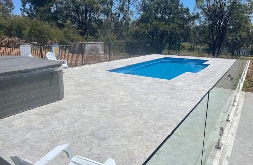 Lovedale House | Family Farm Retreat Hot Tub Pool Fire Pit