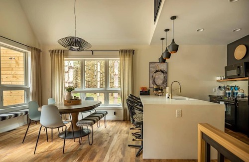 Laurelville Cabin | Family Fave : Secluded : Conversation Pit : Kids' Fort : Hot Tub : Trails