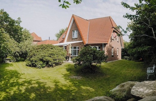 Neufeld House | Family-friendly vacation home - 300m to the sea
