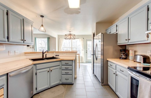 Thompson's Station Apartment | Family Friendly: Pirate Ship/Cargo Net/Cereal Bar