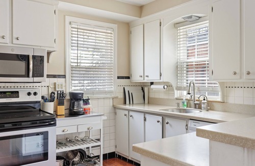 University Heights House | Family Friendly Home, Sleeps 12, 10 min to Cleveland Clinic. Space for Many!