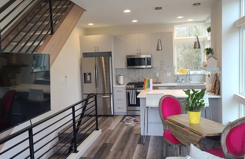 Phinney Ridge House | Family Friendly 2-bedroom townhome with Parking, King Bed and Rooftop Patio.