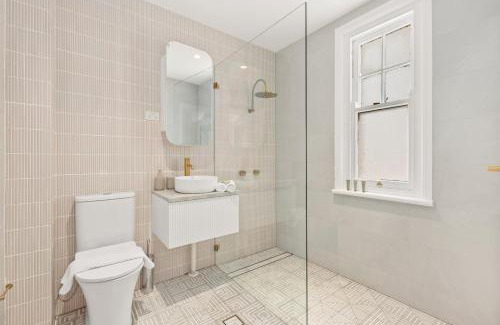 Millers Point Apartment | Family Friendly 2BR Apartment w/Seaview Balcony
