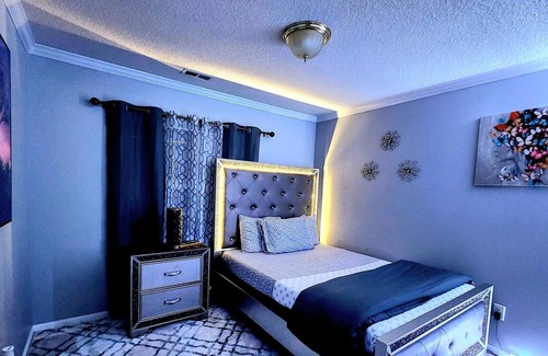 Mint Hill House | Family friendly 3 Bed/R Home, Free parking / Wi-Fi