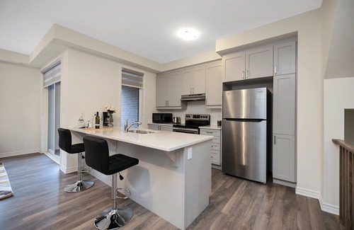 Brampton House | Family-Friendly 3 Bedrooms + 2.5 Bathroom Home Near Mount Pleasant Brampton