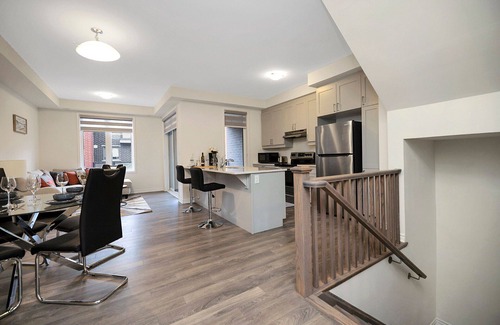 Brampton House | Family-Friendly 3 Bedrooms + 2.5 Bathroom Home Near Mount Pleasant Brampton